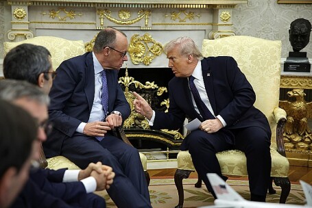 Президент США Дональд Трамп и канцлер Германии Фридрих Мерц (справа налево).