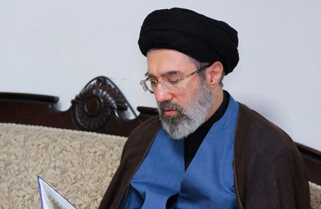 Моджтаба Хаменеи посещает офис «Хезболлы» в Тегеране.