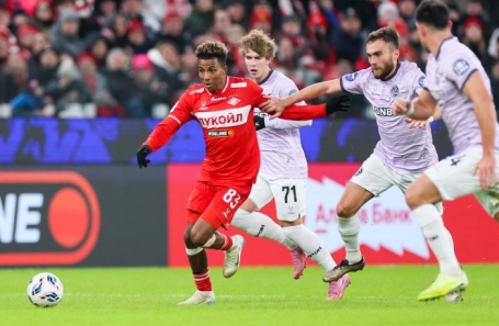 Жедсон Фернандеш («Спартак»), Дмитрий Пестряков («Акрон») и Хетаг Хосонов («Акрон») во время матча.