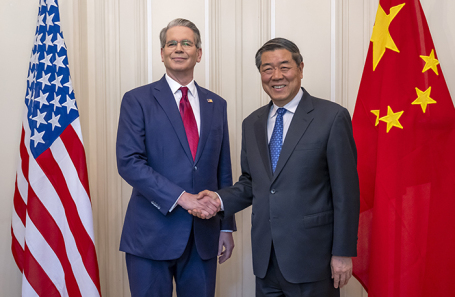 Министр финансов США Скотт Бессент и вице-премьер Госсовета КНР Хэ Лифэн (архивное фото).