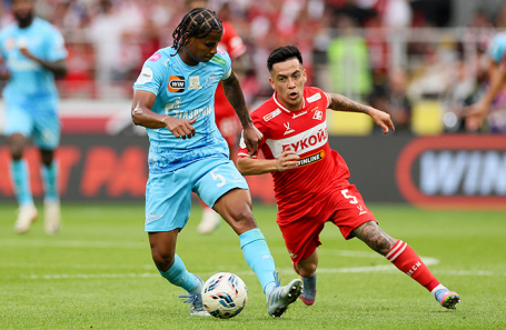  Вильмар Барриос («Зенит») и Эсекьель Барко («Спартак») во время матча (архивное фото).