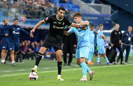 Даниил Кондаков («Зенит») и Хазем Мастури («Динамо») во время матча.