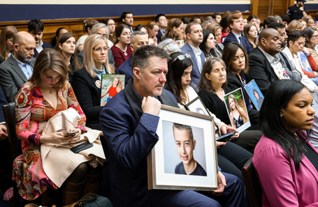 Родители с портретами детей, пострадавших от социальных сетей, во время обсуждения закона о цифровой безопасности (KIDS Act) в палате представителей, Вашингтон. Март 2026 года. 