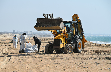 Уборка сетей для защиты от нефтепродуктов на пляжах Анапы. Март 2026 года.