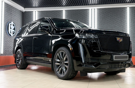 Черный Cadillac Escalade.