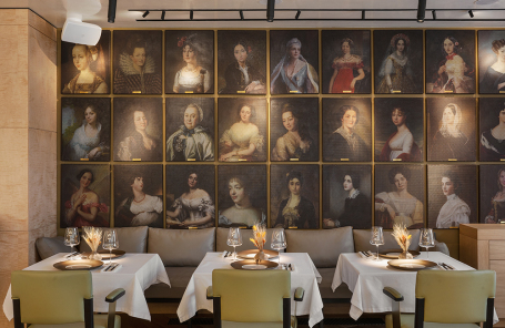 На центральной стене ресторана «Машенька» расположены шпалерные портреты Машенек, прославивших свои эпохи.