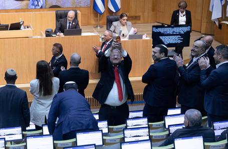 Министр национальной безопасности Израиля Итамар Бен-Гвир празднует принятие закона.