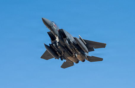 Истребитель F- 15E Strike Eagle ВВС США взлетает для выполнения задания в рамках операции «Эпическая ярость».