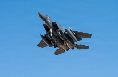 Истребитель F-15E Strike Eagle ВВС США взлетает для выполнения задания в рамках операции «Эпическая ярость».