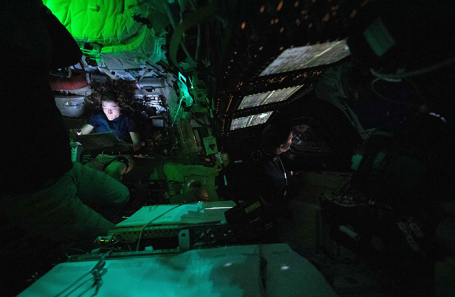 Астронавт NASA и специалист миссии «Артемида II» Кристина Кох освещена экраном внутри затемненного космического корабля «Орион» на третий день миссии вокруг обратной стороны Луны.