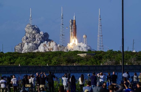 Запуск ракеты-носителя SLS с кораблем Orion лунной миссии Artemis II со стартовой площадки 39-B Космического центра имени Кеннеди.