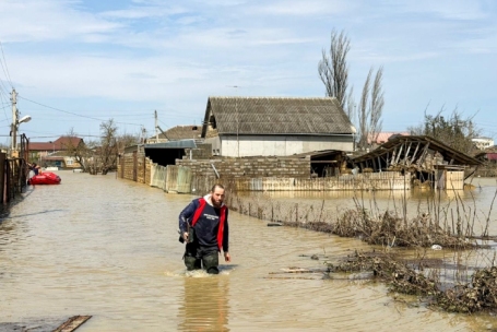 Дербентский район. Село Кала. Спасатели во время поисково-спасательных работ после обильных ливневых дождей. 
