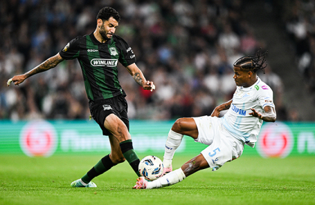 Витор Тормена («Краснодар») и Вильмар Барриос («Зенит») во время матча.