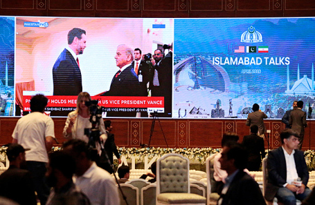 Обстановка в конференц-центре, откуда представители СМИ наблюдают за американо-иранскими переговорами. Исламабад.