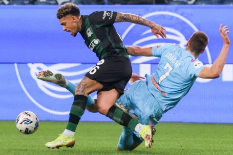 Дуглас Аугусто («Краснодар») и Александр Соболев («Зенит») во время матча.