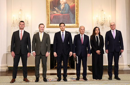 Марко Рубио встречается с послом Израиля Лейтером и послом Ливана Моавадом в Государственном департаменте в Вашингтоне.