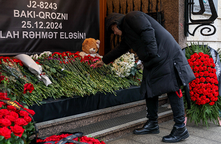 Стихийный мемориал у посольства Азербайджана в Москве в память о жертвах крушения самолета под Актау, выполнявшего рейс Баку — Грозный. Декабрь, 2024 года. 