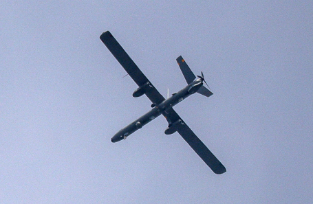 Беспилотник пролетает над Израилем после вступления в силу десятидневного перемирия между Ливаном и Израилем.