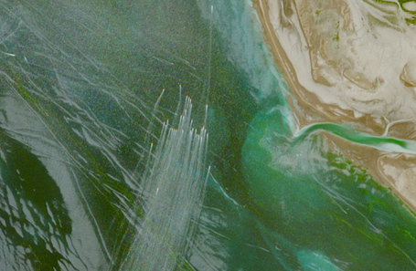 Группа судов, движущихся по Ормузскому проливу. Снимок со спутника.