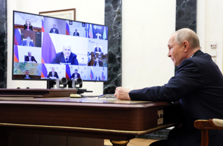 Владимир Путин во время совещания с членами правительства.