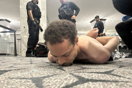 Задержание Коула Аллена, подозреваемого в стрельбе на ужине Ассоциации корреспондентов Белого дома в Вашингтоне.