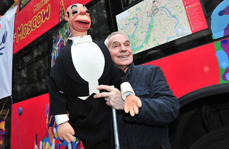 Роберт Ляпидевский и кукла конферансье Эдуард Апломбов.