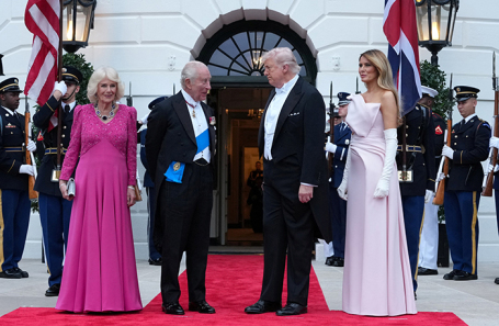 Президент США Дональд Трамп и первая леди Мелания Трамп приветствуют короля Великобритании Карла и королеву Камиллу.