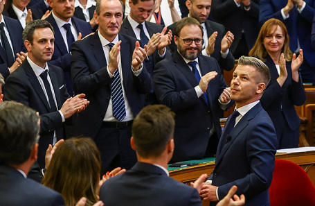 Петеру Мадьяру (справа) аплодирует будапештский парламент.