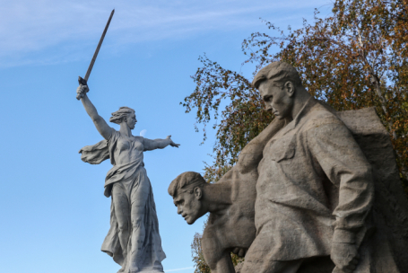 Волгоград. Монумент «Выстояв, мы победили смерть» на Площади Героев (на первом плане) и скульптура «Родина-мать зовет!».