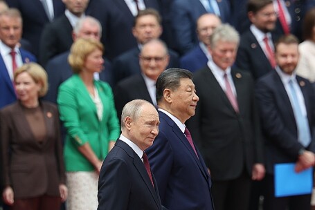Председатель КНР Си Цзиньпин и президент России Владимир Путин (справа налево).