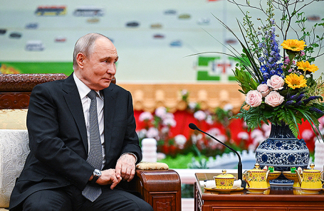 Президент РФ Владимир Путин во время чаепития в Доме народных собраний.