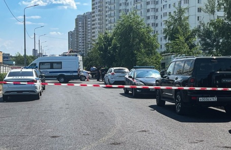 Обстановка на месте подрыва автомобиля на улице Колдунова в микрорайоне Авиаторов.