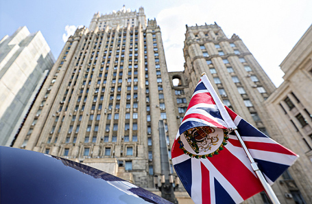 Автомобиль британского посла у здания МИД России.