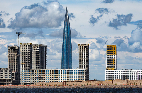 Санкт-Петербург. Вид на общественно-деловой комплекс «Лахта Центр» и новостройки на Васильевском острове.