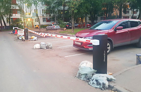 Шлагбаумы во дворе дома района Западное Дегунино.