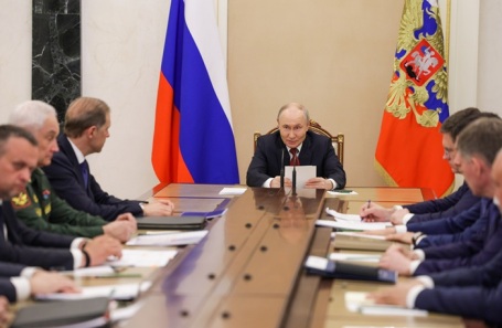 Президент РФ Владимир Путин во время совещания по вопросам снабжения топливом регионов России в Кремле.