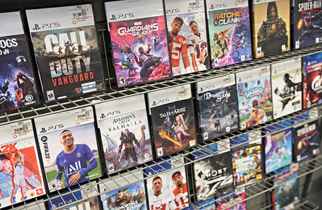 Игры для PlayStation в продаже в магазине GameStop на Манхэттене, Нью-Йорк. Архивное фото.