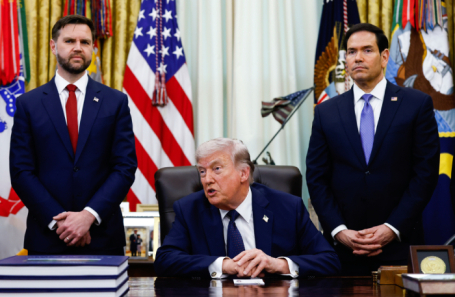 Дональд Трамп (в центре), вице-президент США Джей Ди Вэнс (слева) и госсекретарь США Марко Рубио (справа).