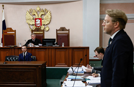 Председатель партии «Яблоко» Николай Рыбаков (справа) в зале Верховного суда во время рассмотрения иска иска партии «Родина» о снятии «Яблока» с выборов в Госдуму.