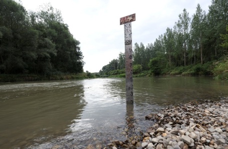 Измеритель уровня воды в Дунае показывает рекордно низкое значение.