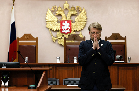 Председатель партии «Яблоко» Николай Рыбаков в зале Верховного суда после решения удовлетворить иск «Родины» о снятии «Яблока» с выборов в Госдуму.