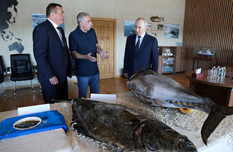 Глава Сахалинской области Валерий Лимаренко (слева), основатель группы компаний «Гидрострой» Александр Верховский и Владимир Путин на рыбоперерабатывающем комплексе «Ясный».