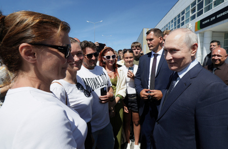Владимир Путин беседует с местными жителями во время визита на острова Курильской гряды.