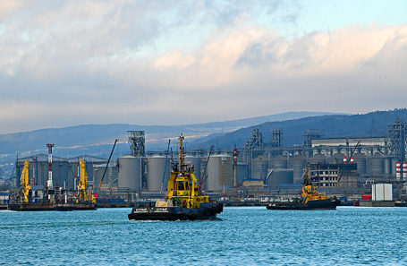 Зерновой терминал в порту Новороссийска.