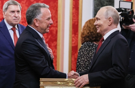 Владимир Путин, специальный посланник президента США Стивен Уиткофф, помощник президента РФ Юрий Ушаков (справа налево) во время встречи.