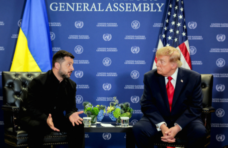 Президент США Дональд Трамп встречается с президентом Украины Владимиром Зеленским во время 81-й Генеральной Ассамблеи ООН в Нью-Йорке.