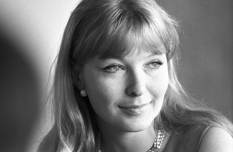 СССР. Москва. 4 июля 1967 г. Французская актриса Марина Влади, прибывшая на V Московский международный кинофестиваль, во время церемонии встречи в аэропорту Шереметьево.