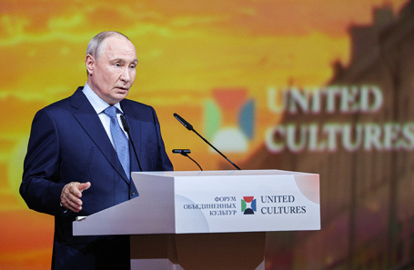 Президент РФ Владимир Путин во время пленарного заседания на XII Санкт-Петербургском международном форуме объединенных культур в Главном штабе Эрмитажа.