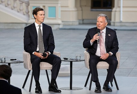 Спецпосланник президента США Стив Уиткофф (справа) и зять американского лидера Джаред Кушнер (слева).