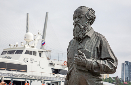Памятник Александру Солженицыну на Корабельной набережной во Владивостоке.
